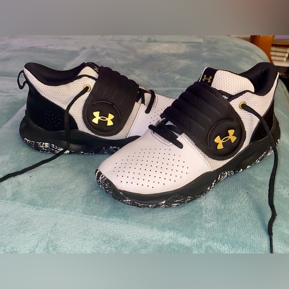 Under Armour Zone Unisex Basketball Shoe - Picture 8 of 11